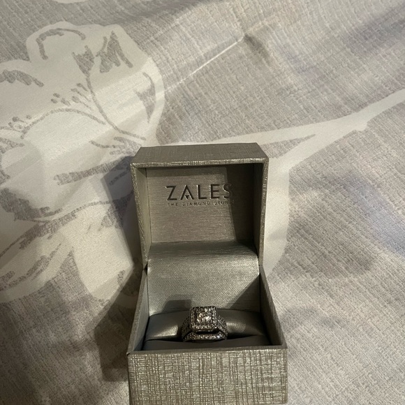 BEAUTIFUL ZALES WEDDING RING SET SIZE 5 - Picture 6 of 11